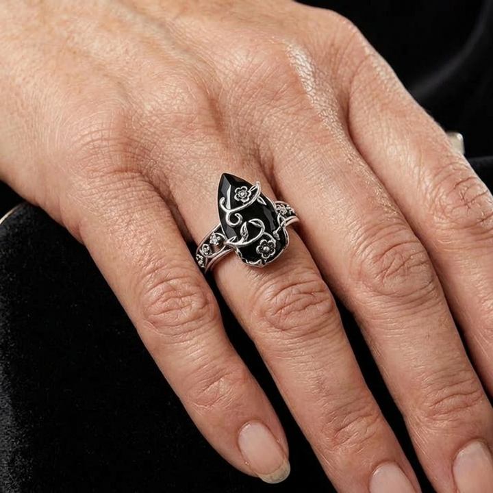 Noireva™ – Vintage Filigree Vine Ring